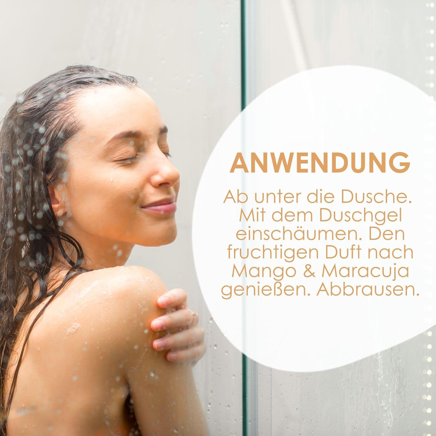 Frau unter der Dusche. Text: Anwendung. Mit dem Duschgel einschäumen. Fruchtigen Duft nach Mango & Maracuja genießen. Abduschen.