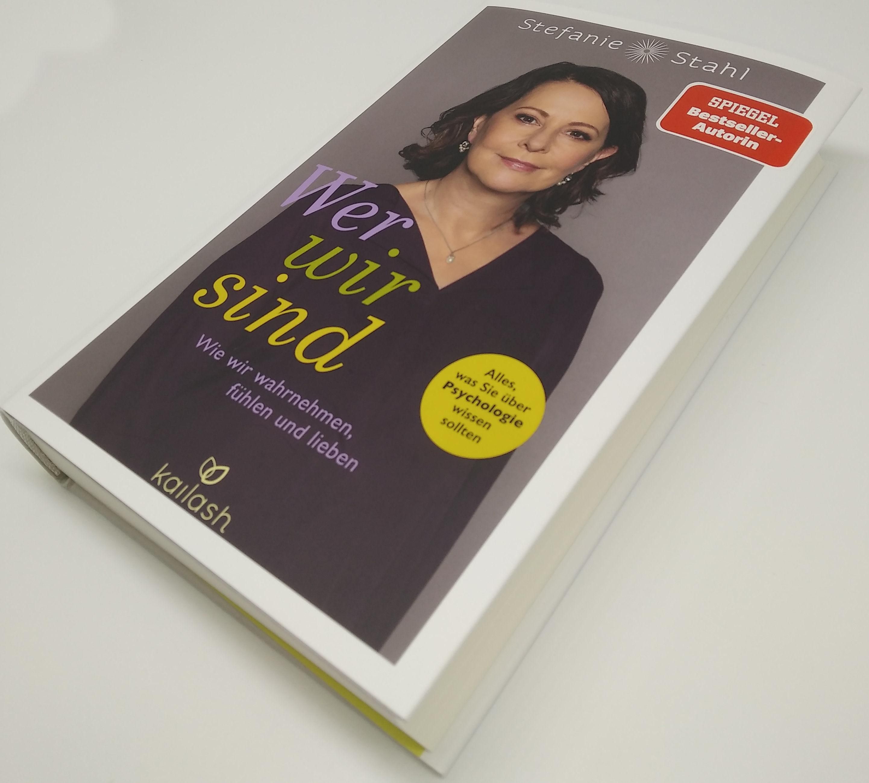 Buch Wer wir sind, von Stefanie Stahl. Cover mit Porträt. Spiegel Bestseller-Autorin. Buch liegt offen.