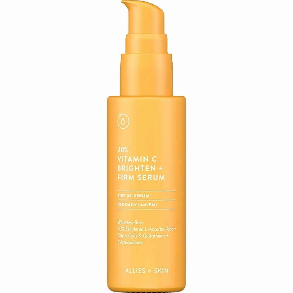 Gelbe Flasche mit Dosierpumpe. Aufschrift: 20% Vitamin C Brighten + Firm Serum. Marke: ALLIES OF SKIN. Enthält Inhaltsstoffangaben.