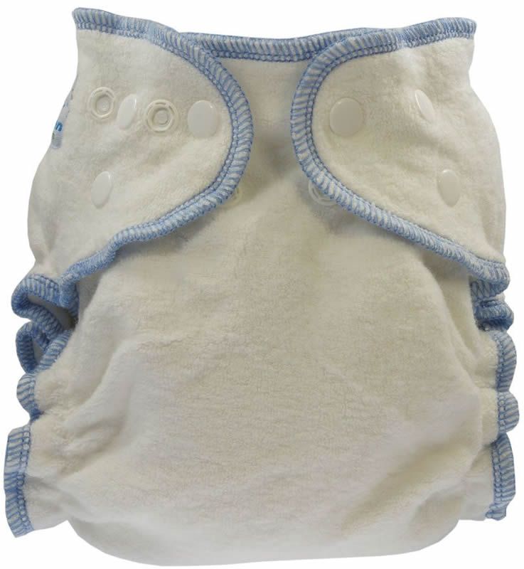 Weiße Stoffwindel mit blauer Umrandung und Druckknöpfen. Kuschelwindel Bio-BW.