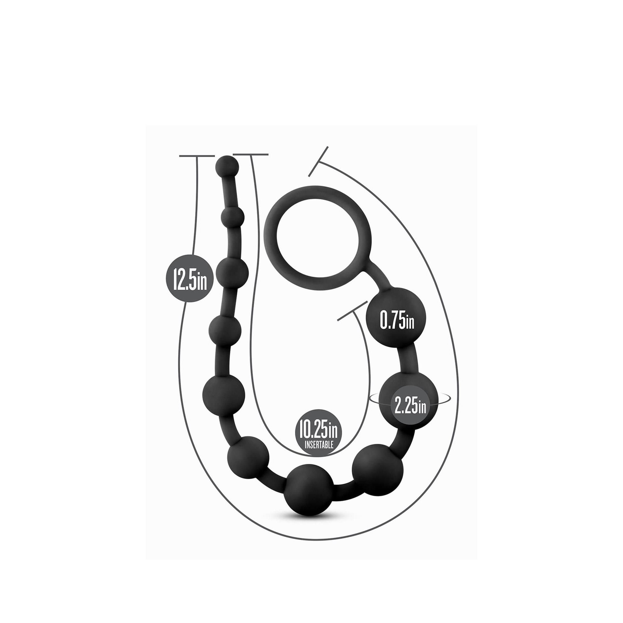 Schwarze Anal Beads mit Größenangaben. Bestehend aus unterschiedlich großen Kugeln, verbunden durch einen Strang und einen Ring.