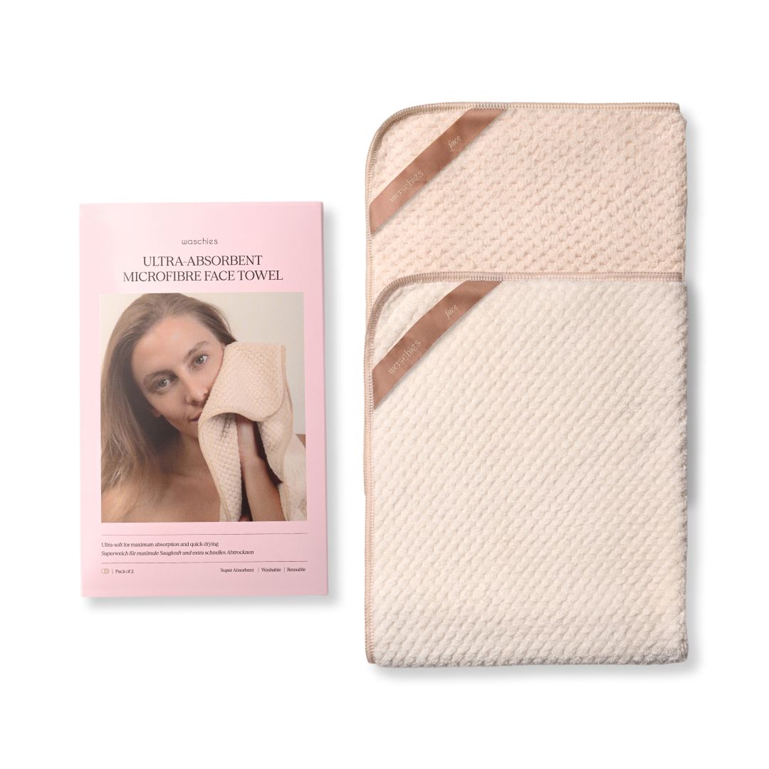 Verpackung und zwei beige Mikrofasertücher. Text: Ultra Absorbent Microfibre Face Towel. Marke.