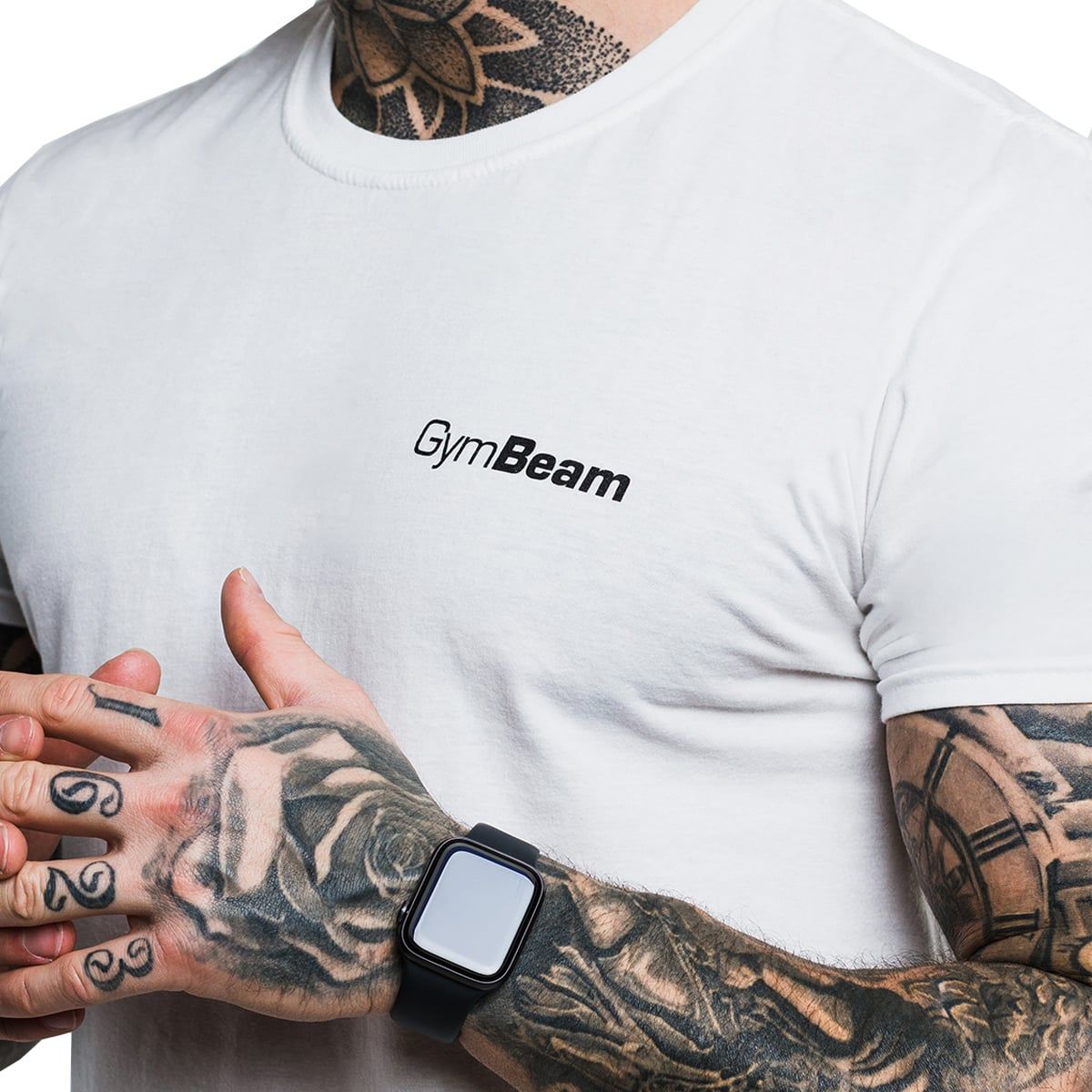 Weißes T-Shirt für Männer mit kleinem GymBeam-Logo auf der Brust. Kurze Ärmel, Rundhalsausschnitt.