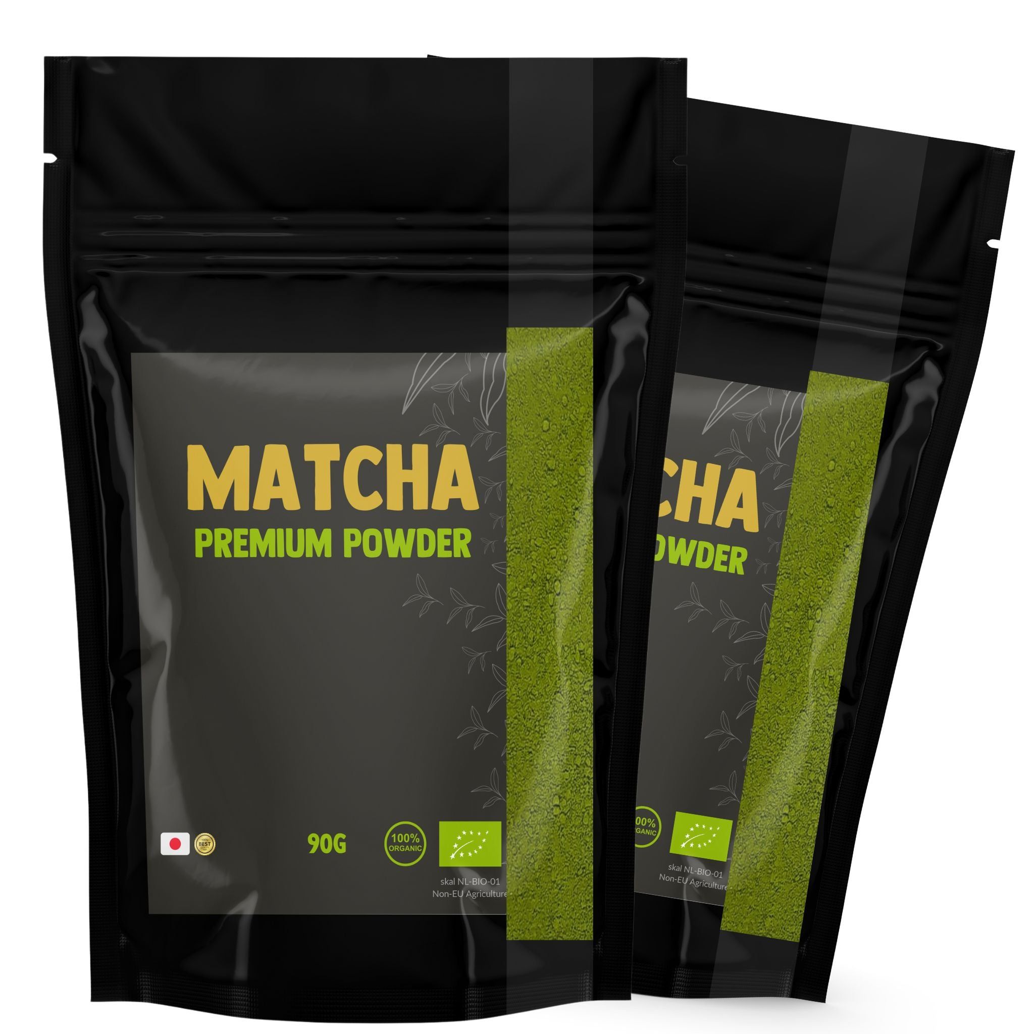 Zwei schwarze Beutel mit Matcha-Pulver. Aufschrift: Matcha Premium Powder. 90g. Bio-Siegel.