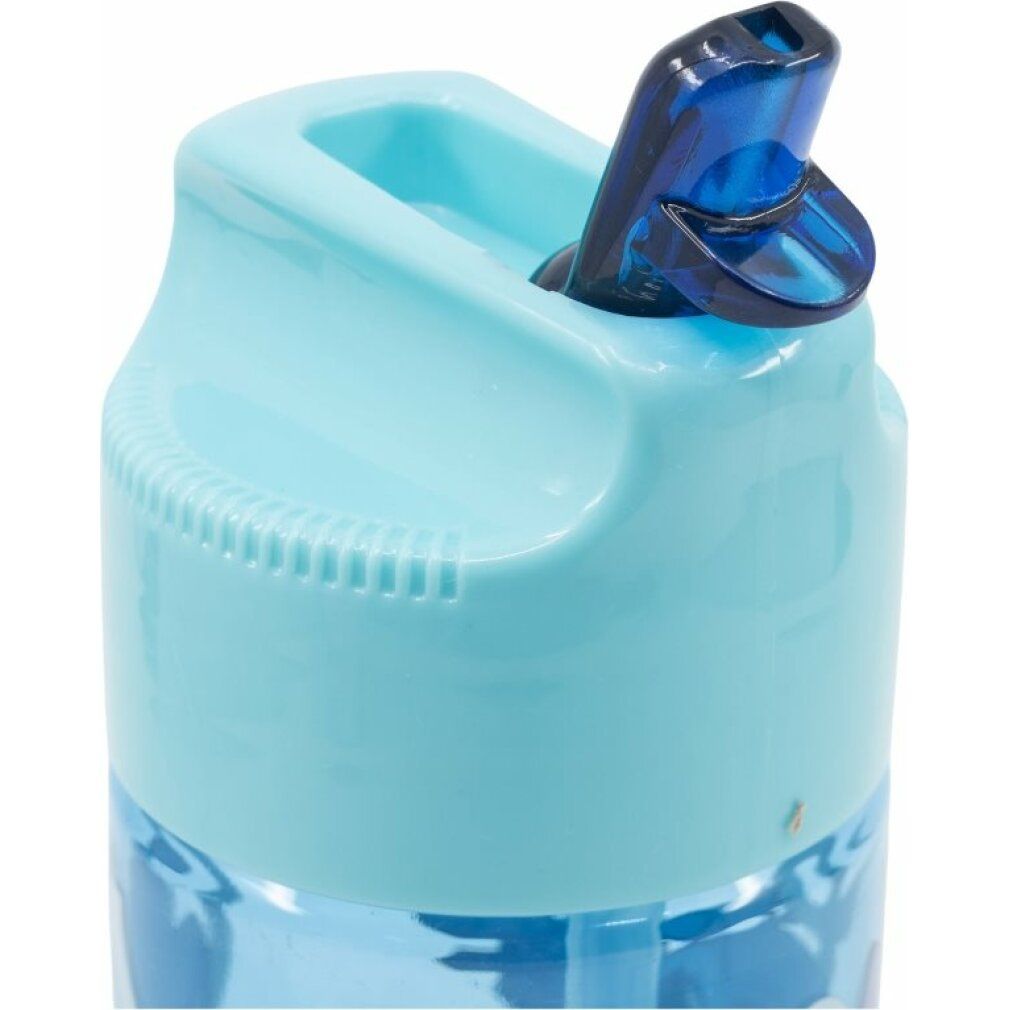 Nahaufnahme des hellblauen Deckels einer Trinkflasche. Der Deckel hat einen dunkleren blauen Schnabel.