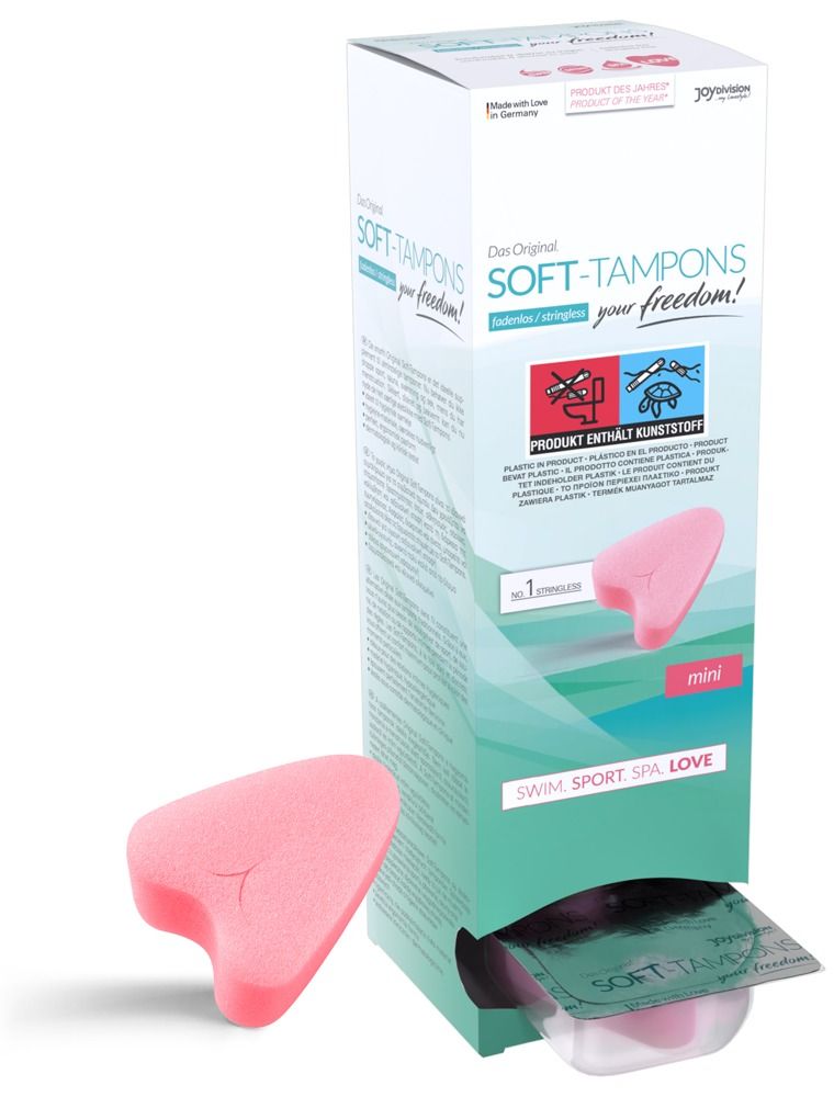 Verpackung mit Soft-Tampons mini, rosa, herzförmig. Aktive Frau.