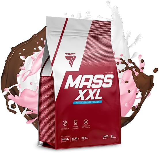 Trec Mass XXL Pulver in roter und weißer Verpackung, umgeben von spritzender Schokolade und Milch.