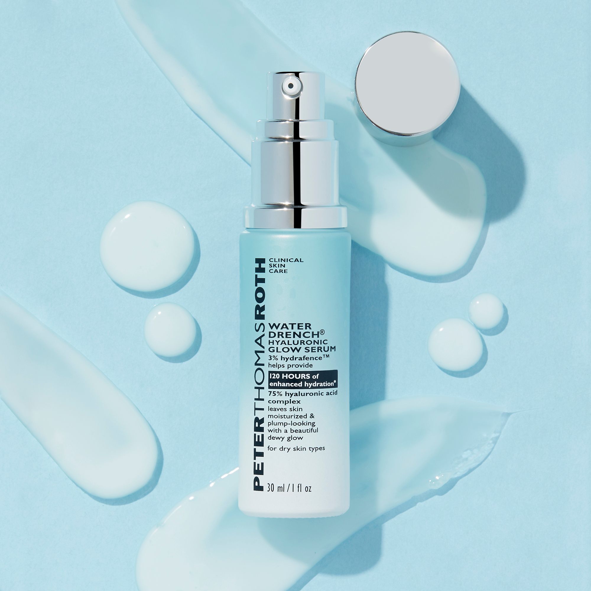 Serumflasche mit Sprühkopf und Deckel. Aufschrift: Peter Thomas Roth Water Drench® Hyaluronic Glow Serum.