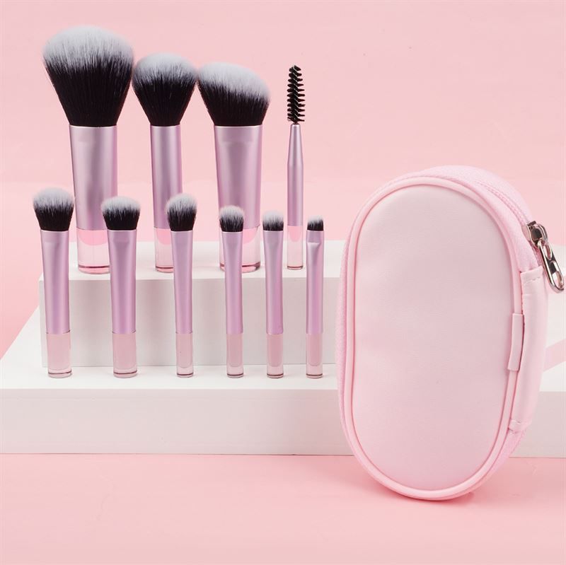 Pinsel-Set mit rosa Griffen und einer rosa Tasche. Pinsel mit schwarzen und weißen Borsten. Die Tasche ist oval.