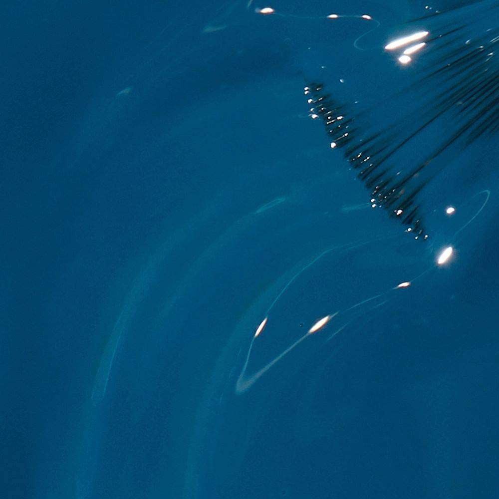 Blauer Nagellack, glänzend. Reflexionen auf der Oberfläche.