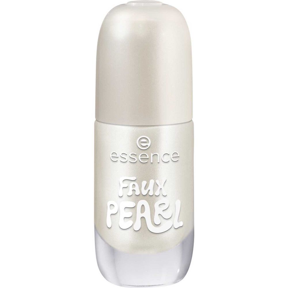 Geschlossene Nagellackflasche. Aufschrift "essence Faux Pearl". Flasche mit weißem Nagellack gefüllt.