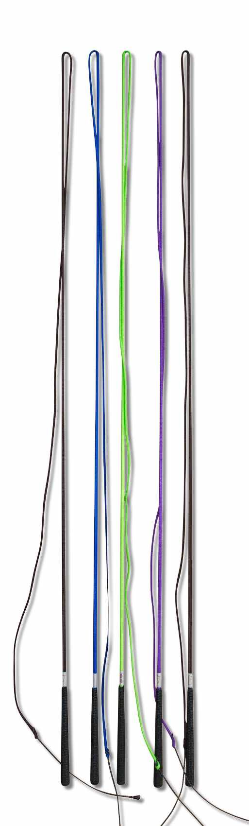 Mehrere Longierpeitschen mit schwarzen Griffen und farbigen Schnüren. Verschiedene Farben.