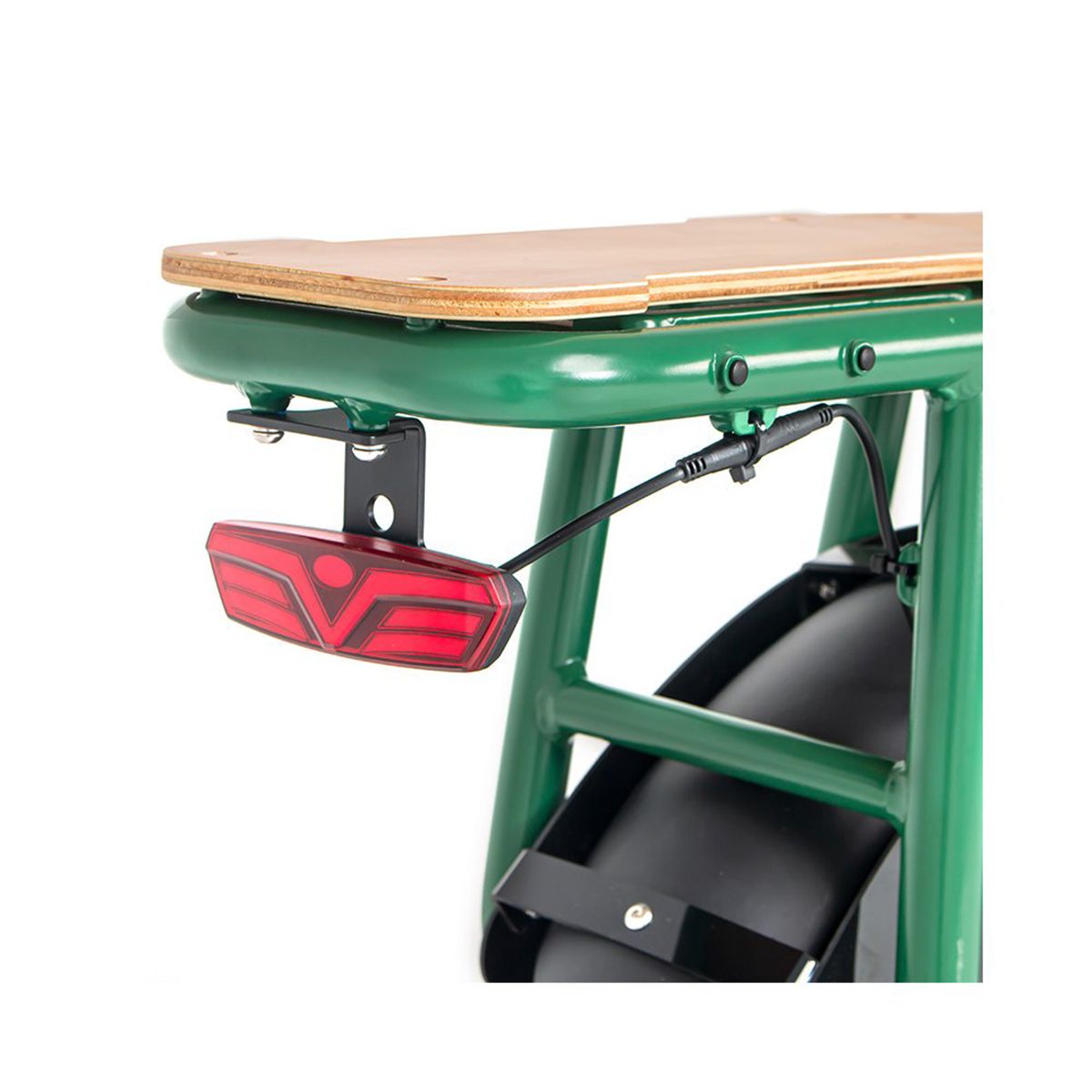 Rücklicht am grünen Fahrradrahmen. Rotes LED-Licht, schwarzes Kabel.