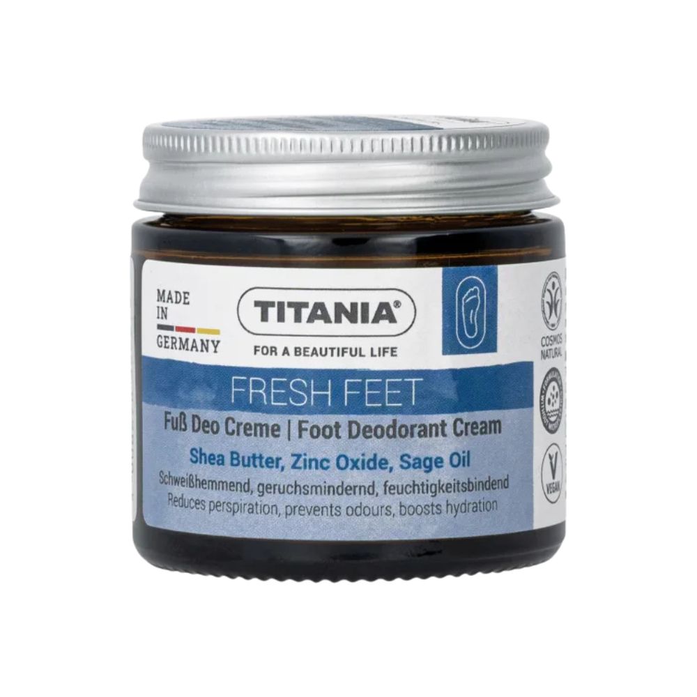 Braune Creme in einem Glas mit silbernem Deckel. Aufschrift: TITANIA, FRESH FEET Fuß Deo Creme. Enthält Sheabutter, Zinkoxid, Salbeiöl.
