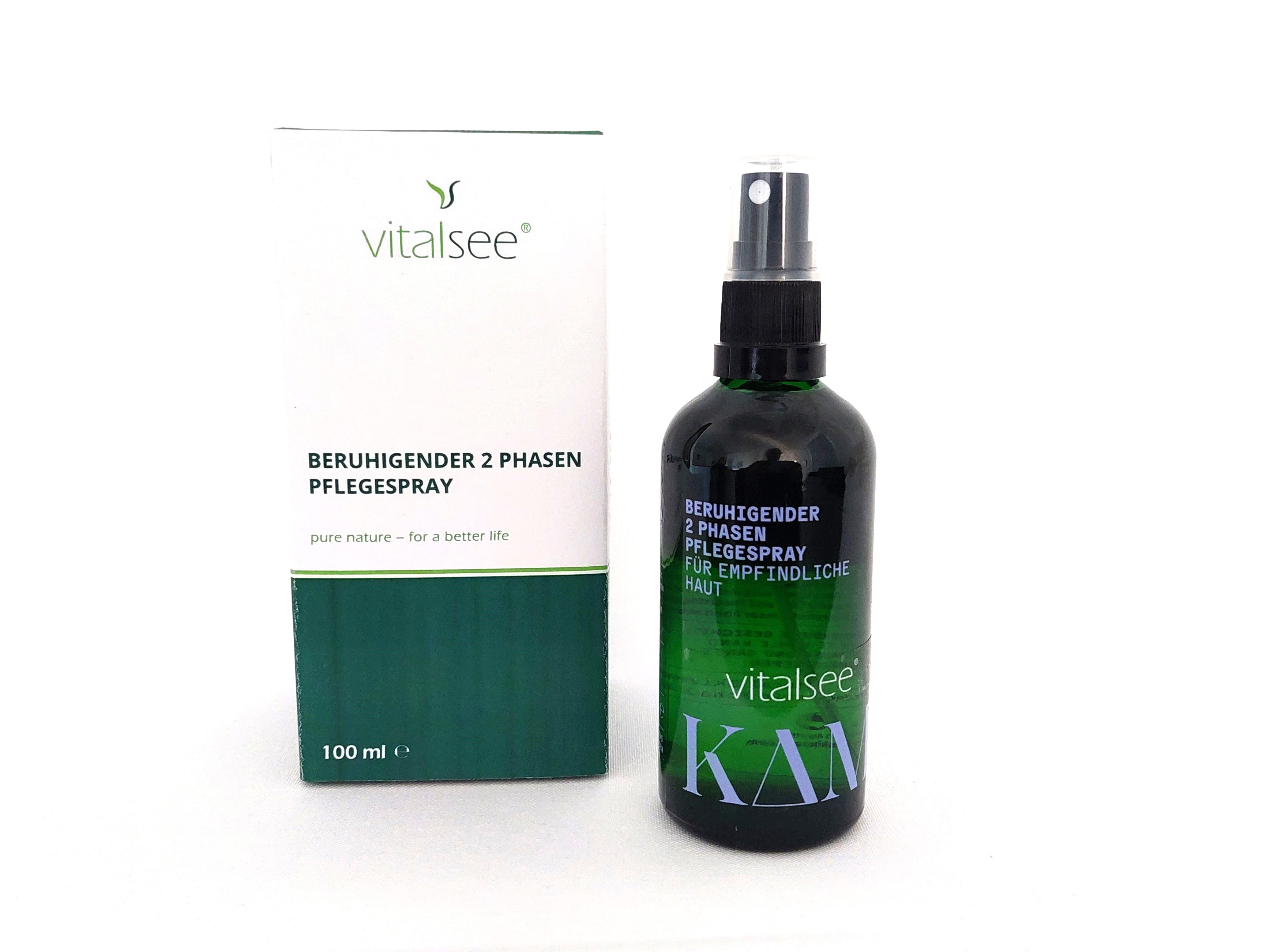 Grüne Flasche mit Sprühkopf und weißer Schachtel. Aufschrift: Beruhigender 2-Phasen-Pflegespray.