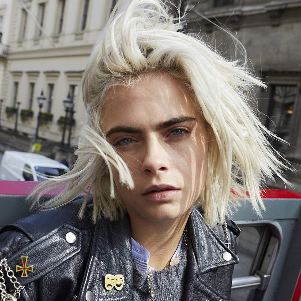 Porträt einer Frau mit blonden Haaren. Sie trägt eine schwarze Lederjacke.