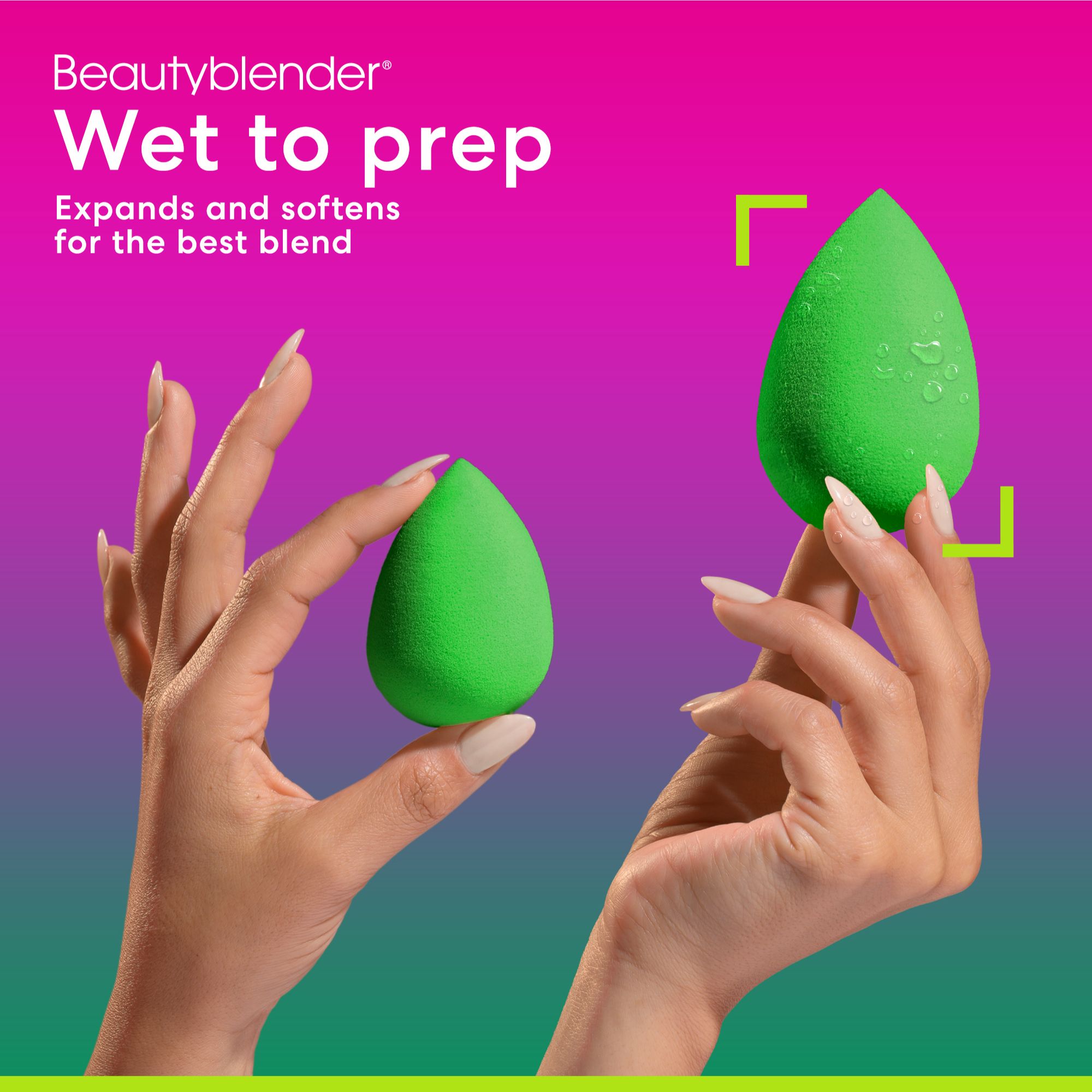 Zwei grüne, tropfenförmige Schwämme. Text: Beautyblender, Wet to prep. Expandiert und erweicht. Wasser auf der Oberfläche.