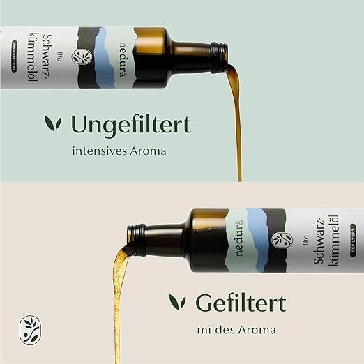 Zwei Flaschen mit Öl gießen. Text: Ungefiltert, intensives Aroma. Gefiltert, mildes Aroma. Logo.