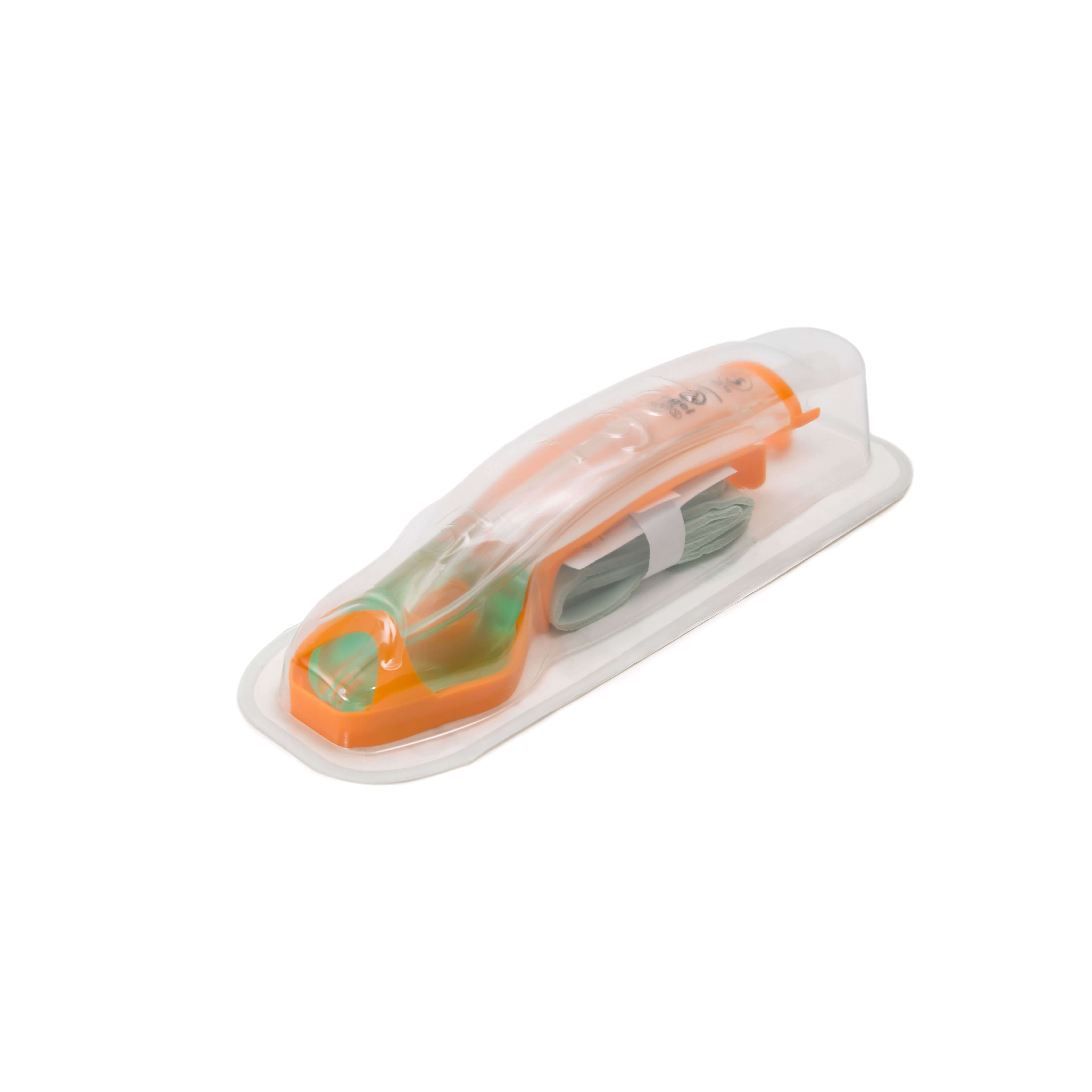 Larynxmaske in transparenter Verpackung. Orangefarbener Griff, grüner und transparenter Maskenkopf. Enthält ein grünes Band.