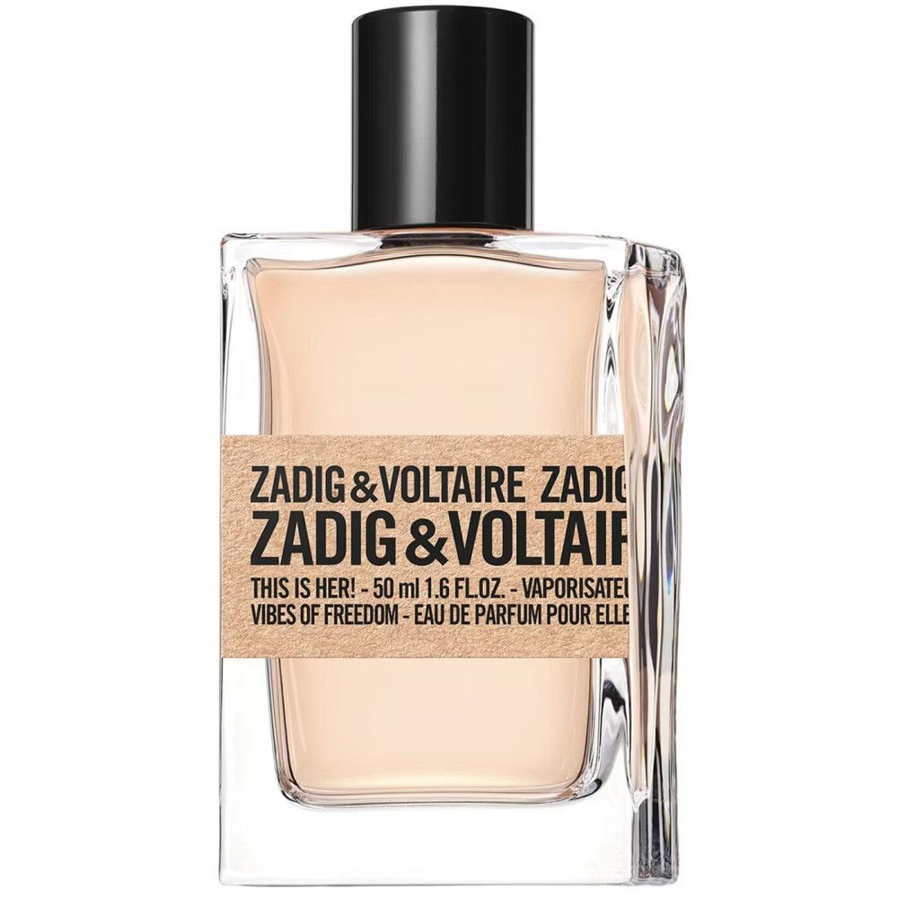 Parfümflasche mit Aufschrift Zadig & Voltaire. Eckige Form, hellbraune Flüssigkeit, schwarzer Verschluss.