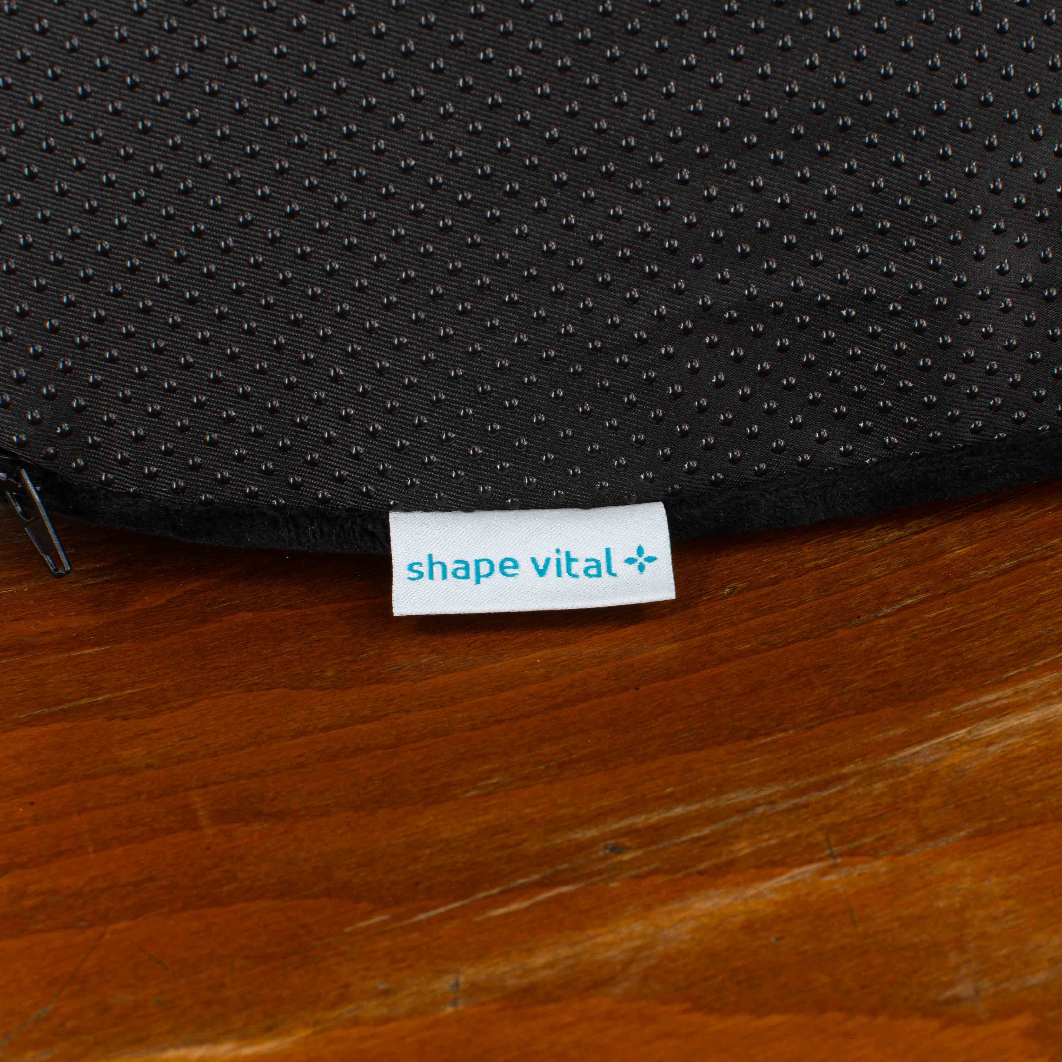 Nahaufnahme des Sitzkissens. Etikett mit Shape Vital Logo.