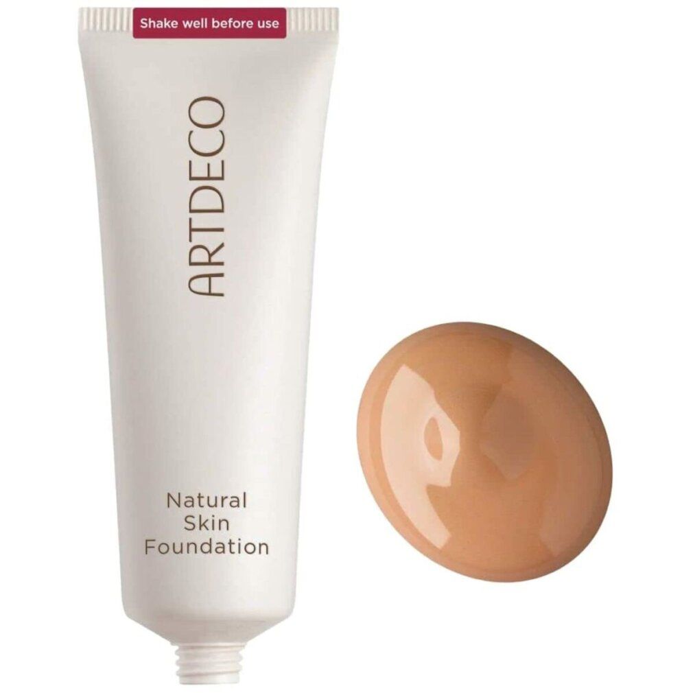 Weiße Tube mit Aufschrift ARTDECO und Natural Skin Foundation. Daneben ein Klecks Foundation.