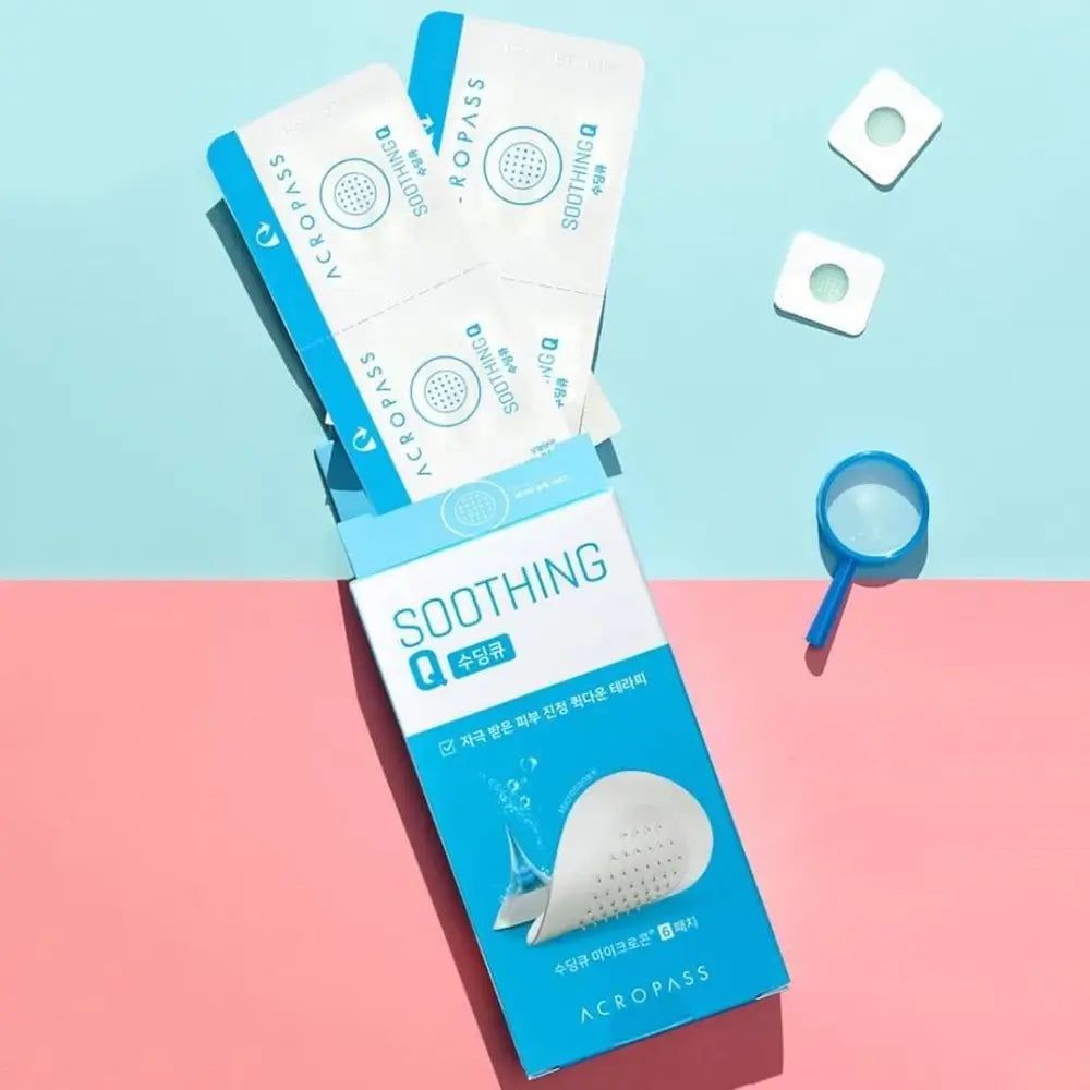 ACROPASS Soothing Q Mikro-Nadel-Pflaster auf hellblauem und rosa Hintergrund.