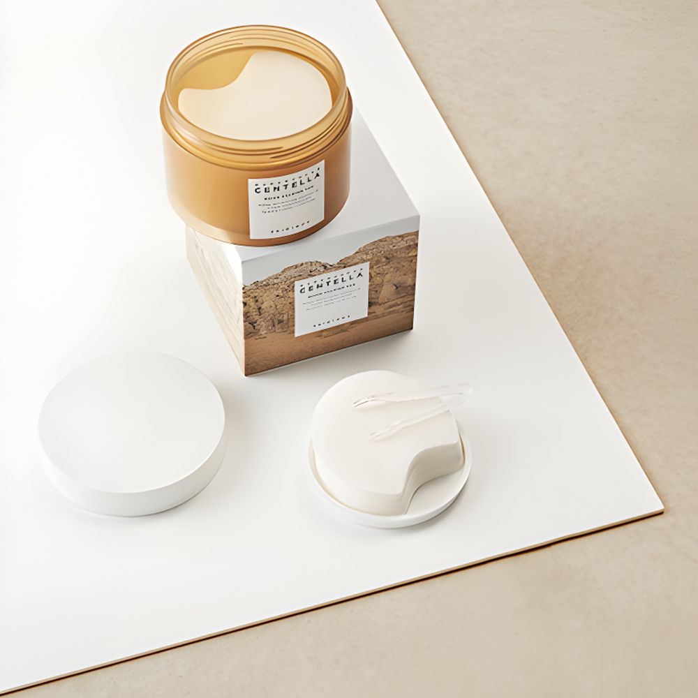 Produktbehälter, Verpackung und Pads. Text: MADAGASCAR CENTELLA. Marke: SKIN1004. Zubehör: Pinzette und Pads.