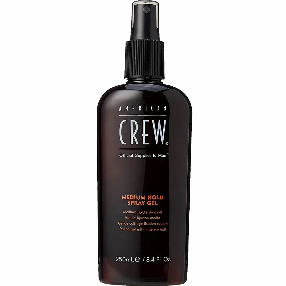 Braune Flasche mit schwarzem Sprühkopf. Schriftzug: AMERICAN CREW, MEDIUM HOLD SPRAY GEL. 250ml/8.4 FL. Oz.