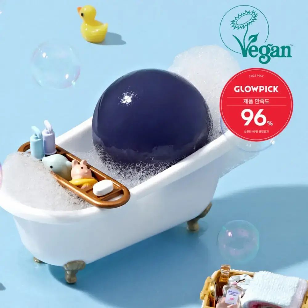 Blauer Ball in einer Badewanne mit Schaum. Vegan-Logo. Roter Aufkleber mit 96%.
