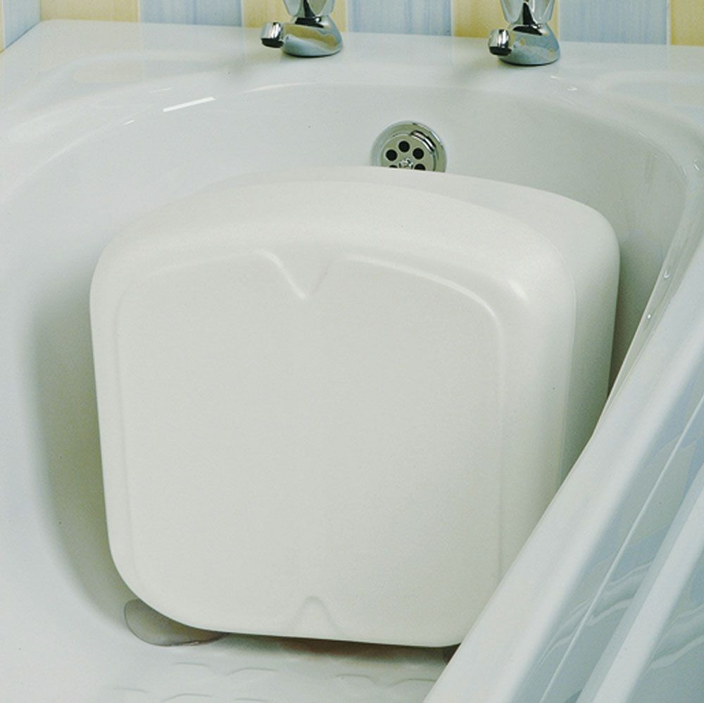 Weißer Badewannenverkürzer in einer Badewanne. Eckige Form mit abgerundeten Kanten. Zwei Aussparungen an der Oberseite.