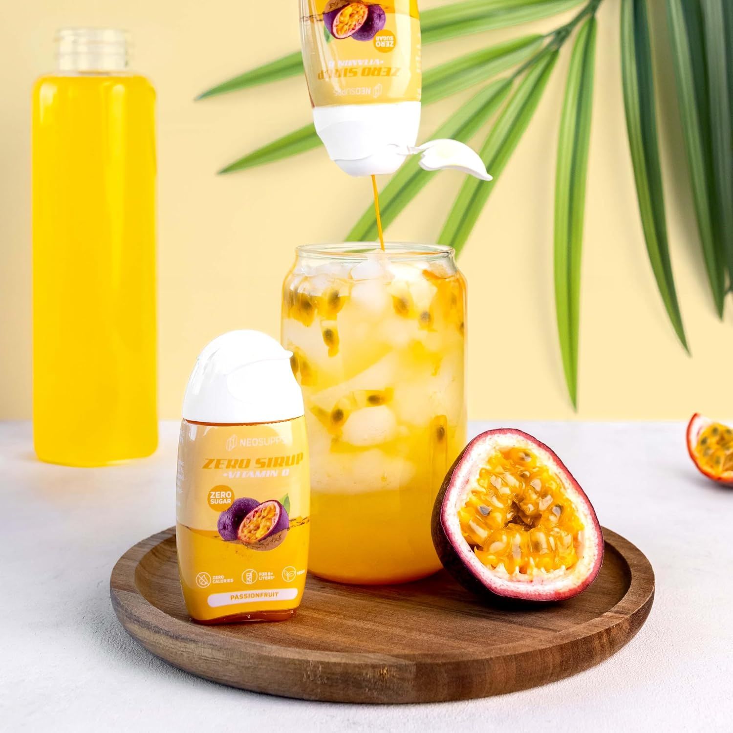 Zwei Flaschen Sirup und ein Glas mit Getränk. Eine Passionsfrucht ist halbiert. Auf den Flaschen steht: Zero Sirup, Passionfruit.