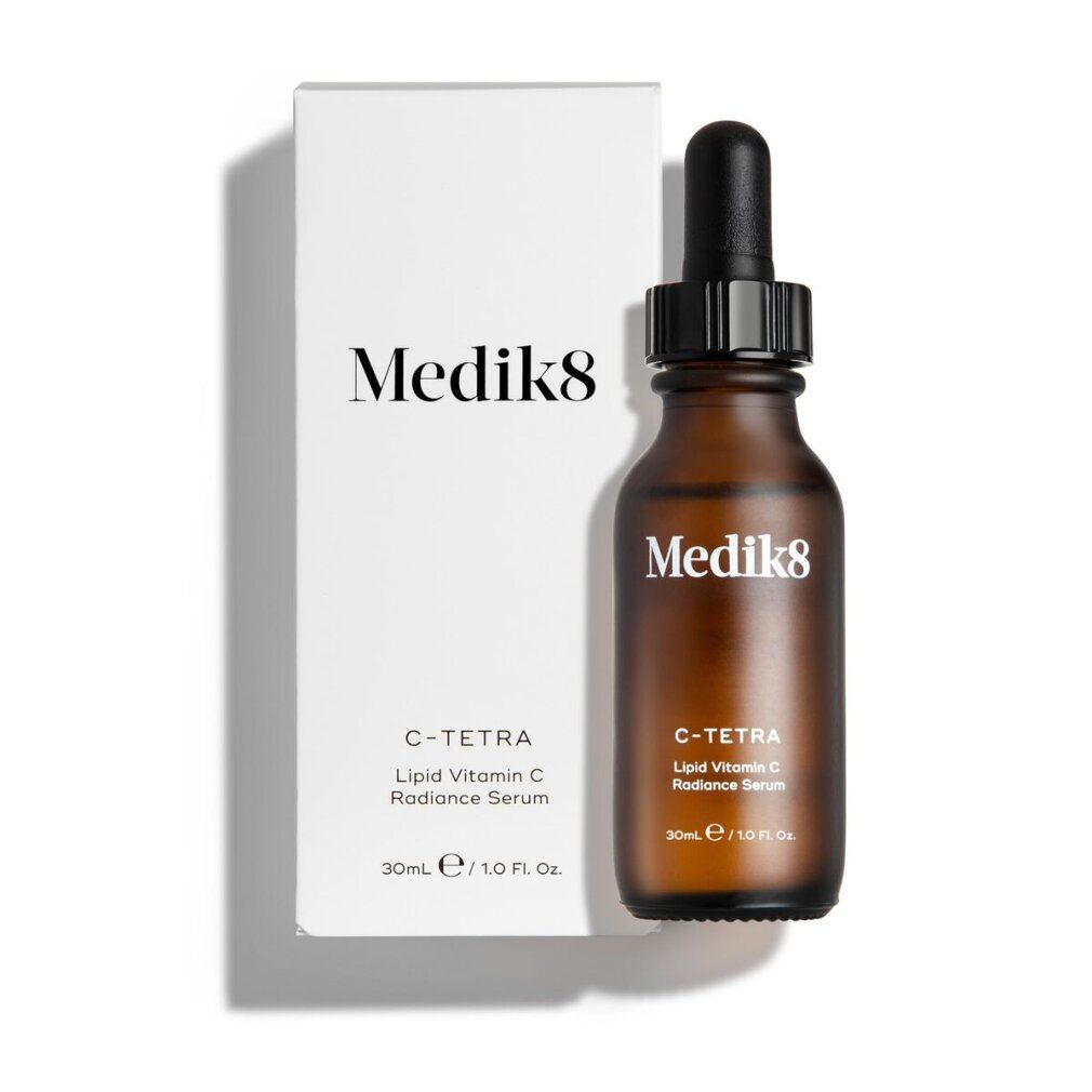 Braune Glasflasche mit Pipette und weisser Schachtel. Aufschrift: Medik8, C-Tetra, Lipid Vitamin C, Radiance Serum. 30ml.