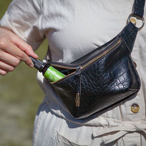 Eine Flasche BitterLiebe-Tropfen wird aus einer schwarzen Tasche entnommen.