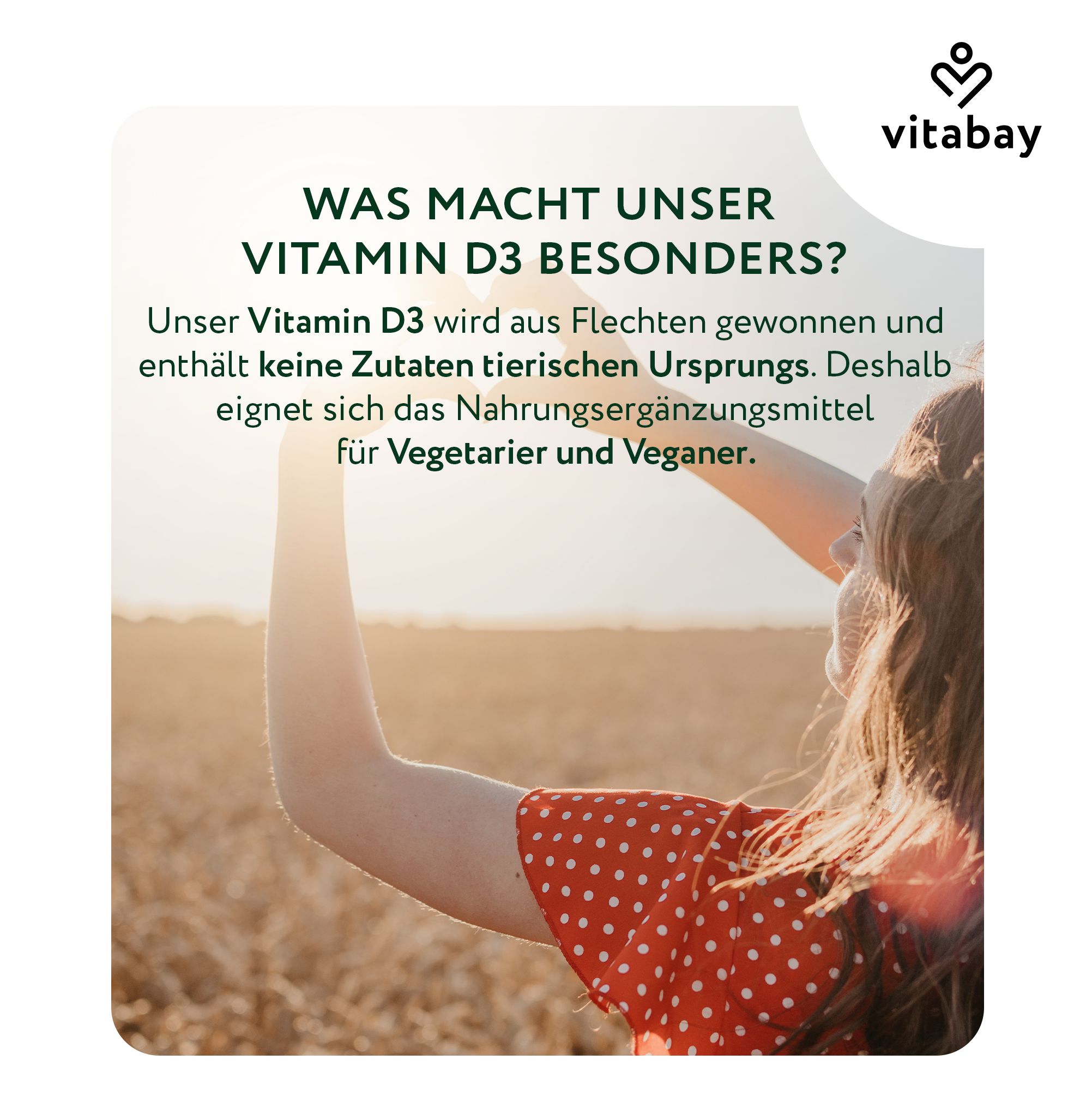 Dr. med. Harald Pfeiffer, Gründer von Vitabay, hält Vitamin D3 Flaschen.