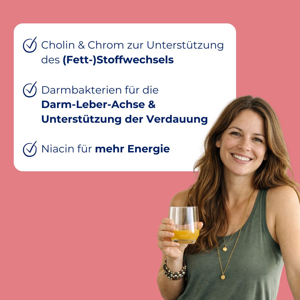 Frau mit Glas Orangensaft. Text: Cholin unterstützt Fettstoffwechsel, Darmbakterien für Verdauung, Niacin für Energie. Rosa Hintergrund.