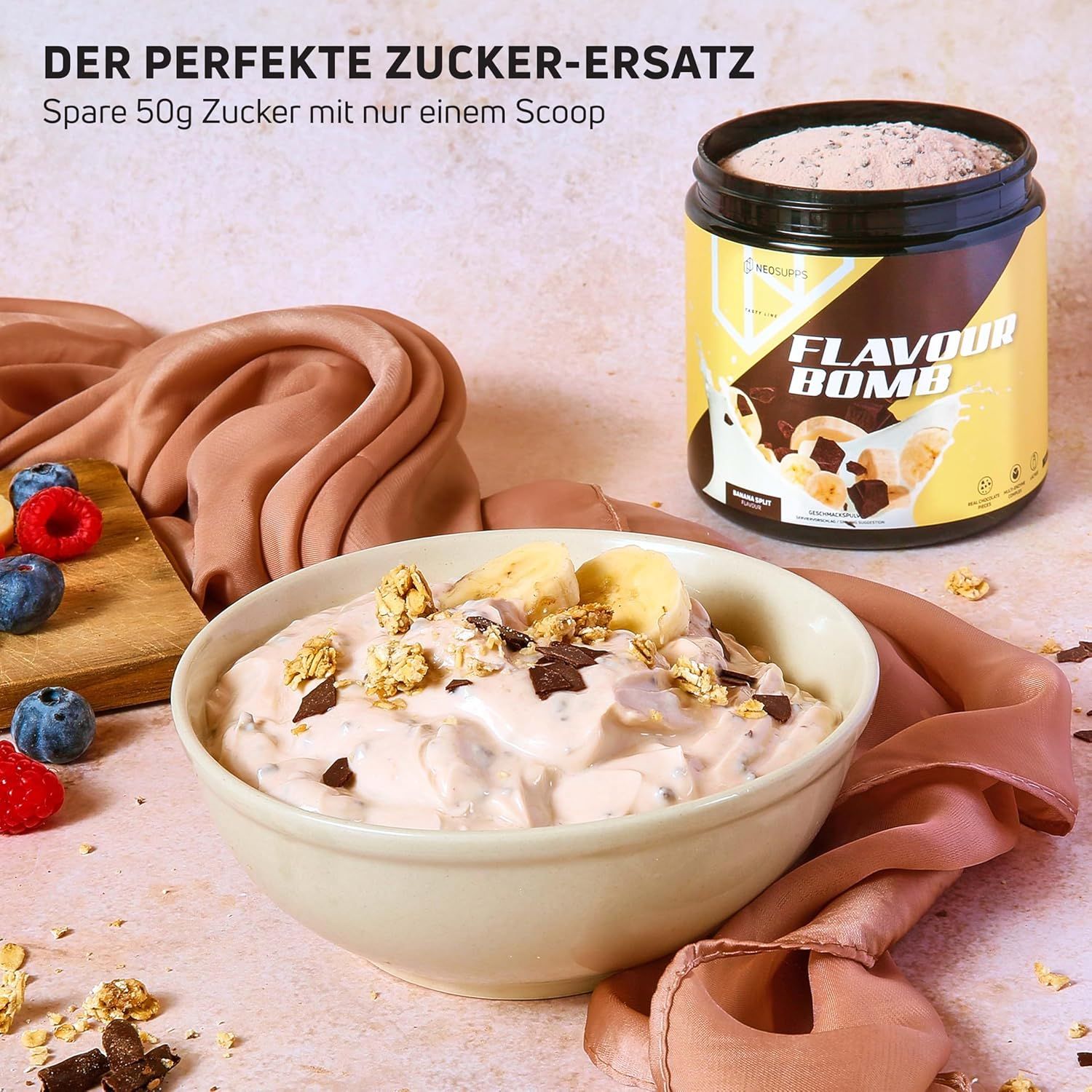Schüssel mit rosa Creme, Bananenscheiben, Schokostückchen und Müsli. Dose Neosupps Geschmackspulver daneben. Aufschrift: FLAVOUR BOMB. Text: Der perfekte Zucker-Ersatz.