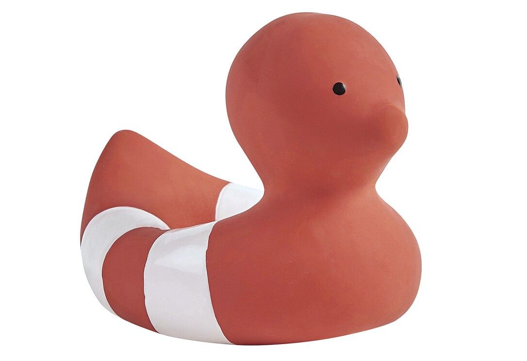 Rotes Entchen mit weißem Ring. Schwarze Augen. Aus Gummi. Auf weißem Hintergrund.