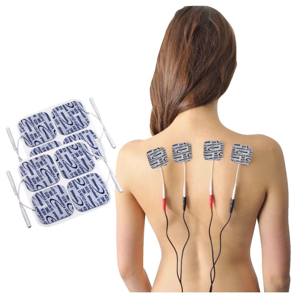 Rücken einer Frau mit Elektrodenpads. Pads sind mit Kabeln verbunden. Zusätzliche Pads liegen links.