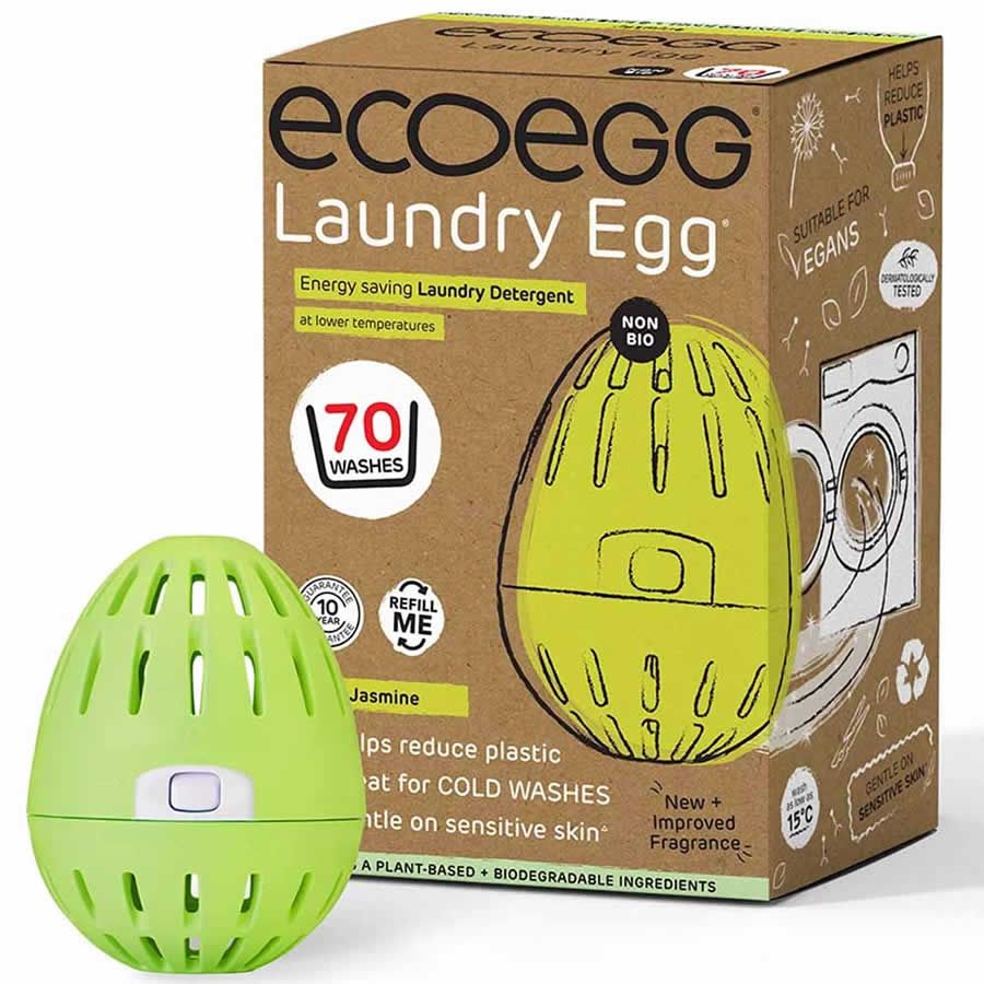 Grünes Ecoegg Laundry Egg mit Verpackung. Aufschrift: Laundry Egg, 70 Wäschen, Jasmine. Reduziert Plastik, für kalte Wäschen.