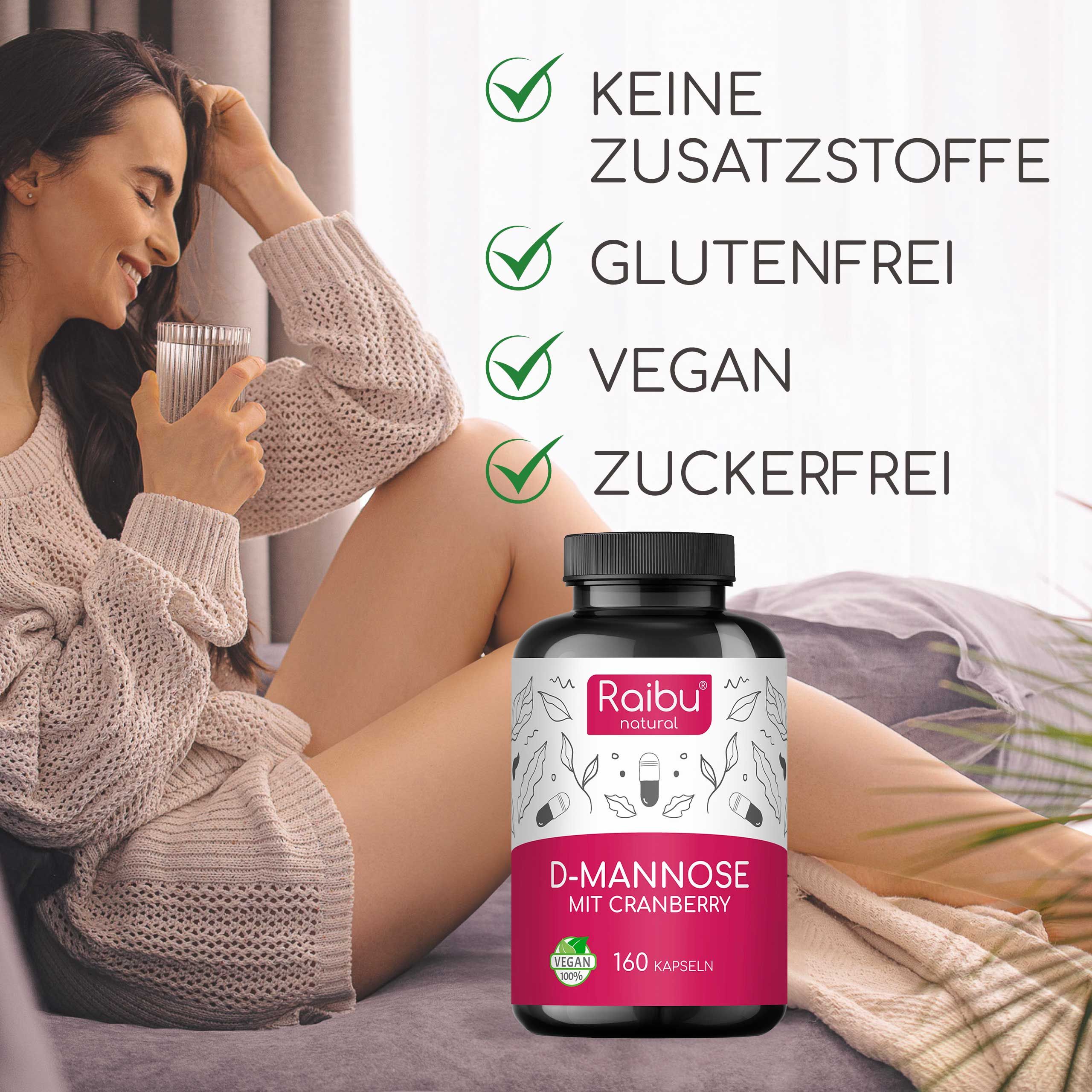 Eine Frau sitzt und hält eine Tasse. Neben ihr steht eine Flasche mit dem Etikett "D-Mannose mit Cranberry" und "160 Kapseln".