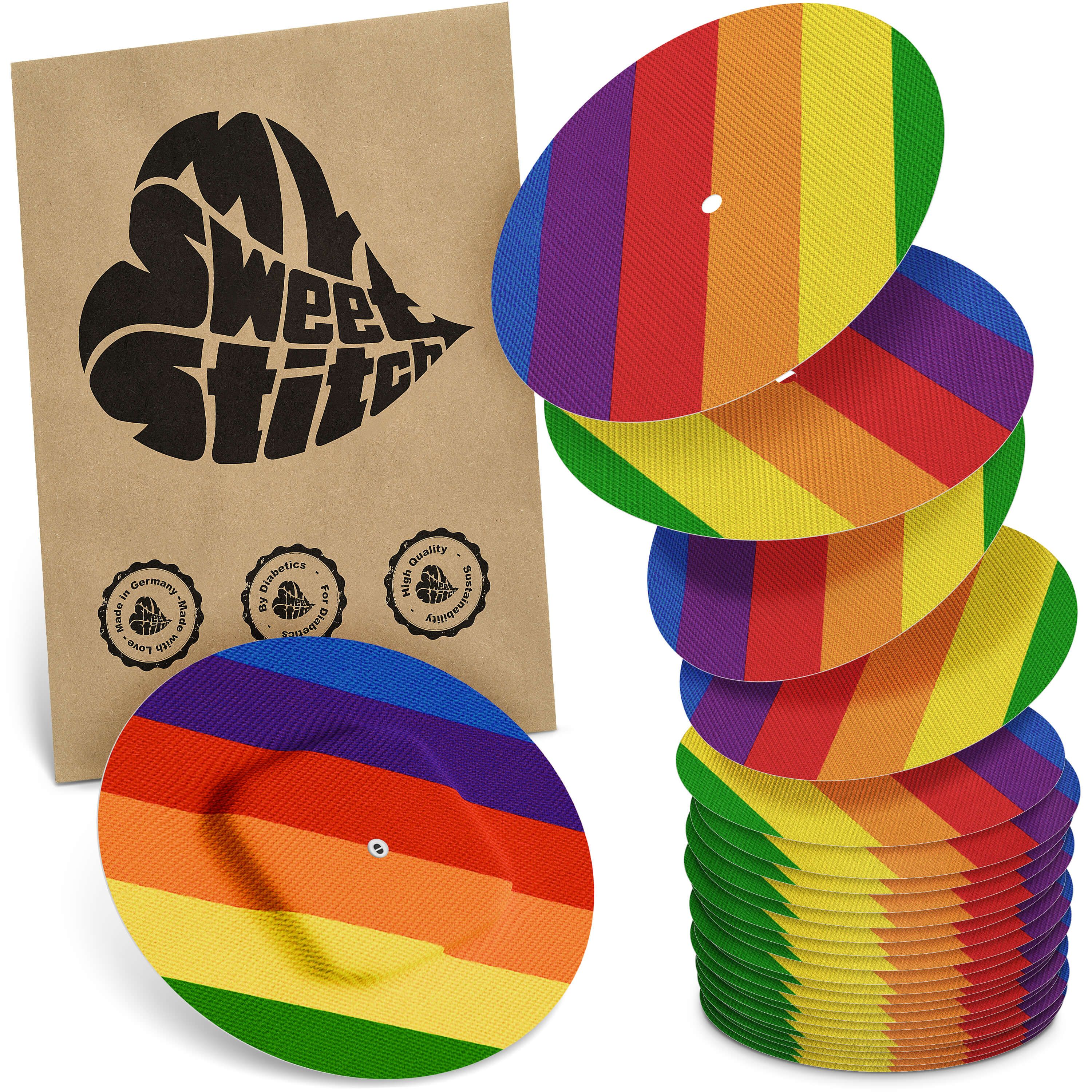 Runde Pflaster mit Regenbogenmuster. Verpackung mit Logo "My Sweet Stitch". Siegel mit Text. Stapel von Pflastern.