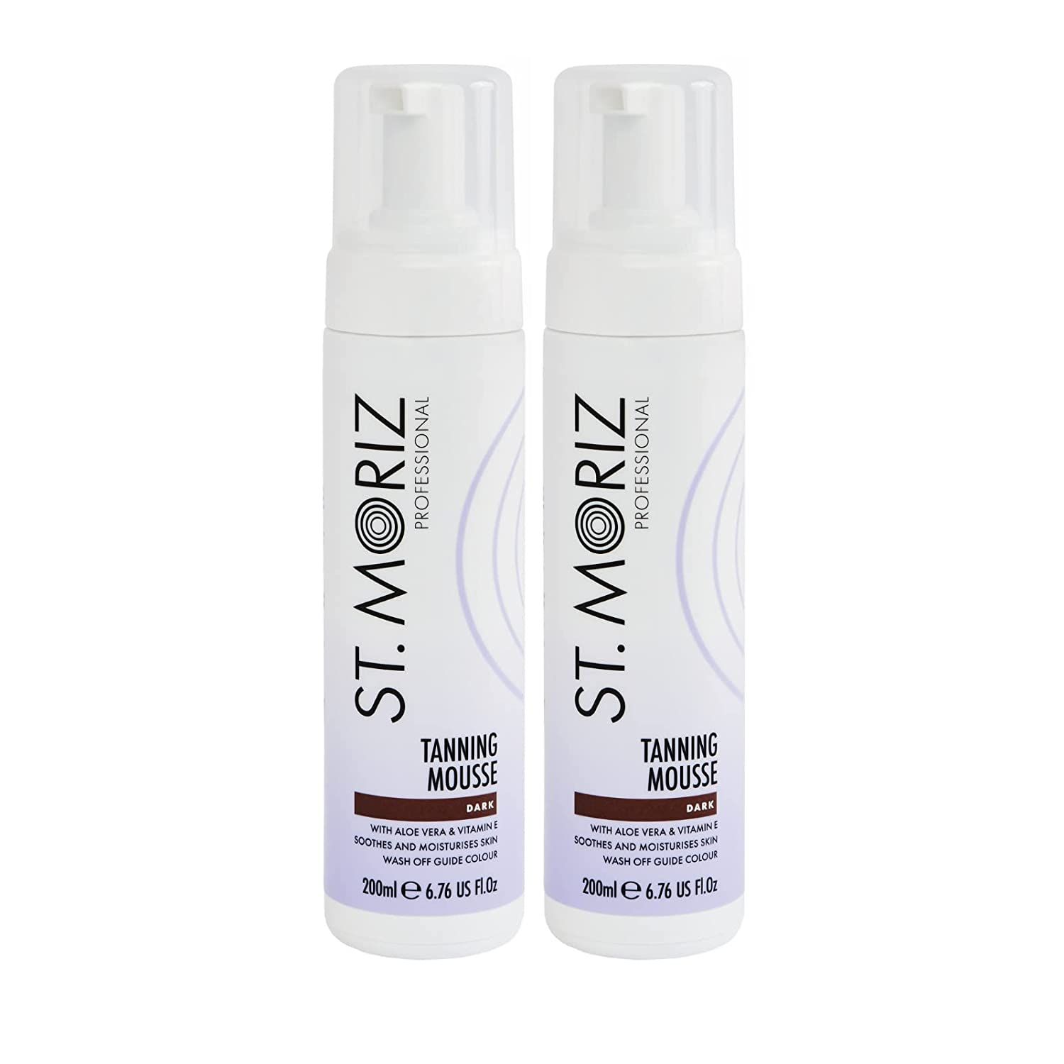 Zwei Flaschen St. Moriz Selbstbräuner Mousse, dunkel. Weiße Flaschen mit Sprühkopf, lila Etikett, Text.