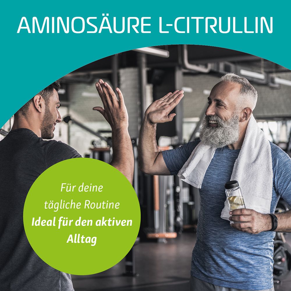 Zwei Männer geben sich High Five im Fitnessstudio. Text: Aminosäure L-Citrullin. Für deine tägliche Routine. Ideal für den aktiven Alltag.
