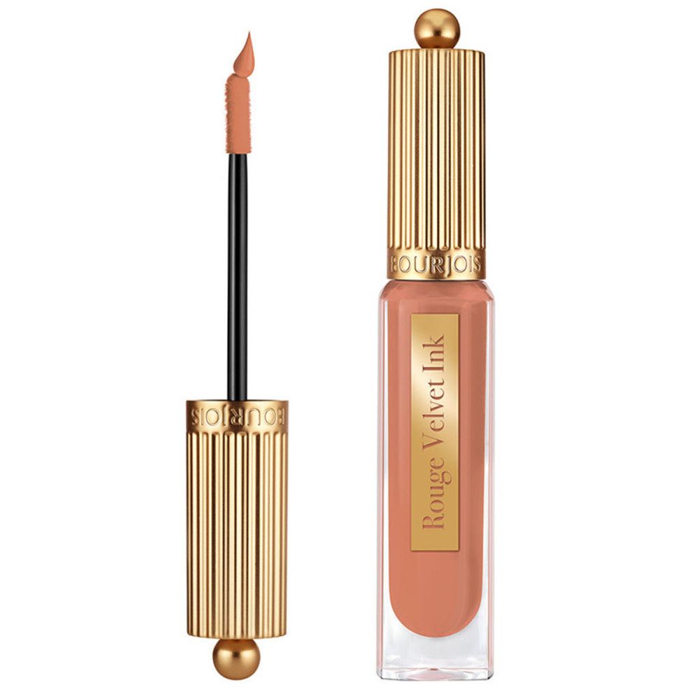 Lippenstift-Tube und Applikator. Der Applikator ist mit Lippenstift bedeckt. Auf dem Etikett steht 'Rouge Velvet Ink'.