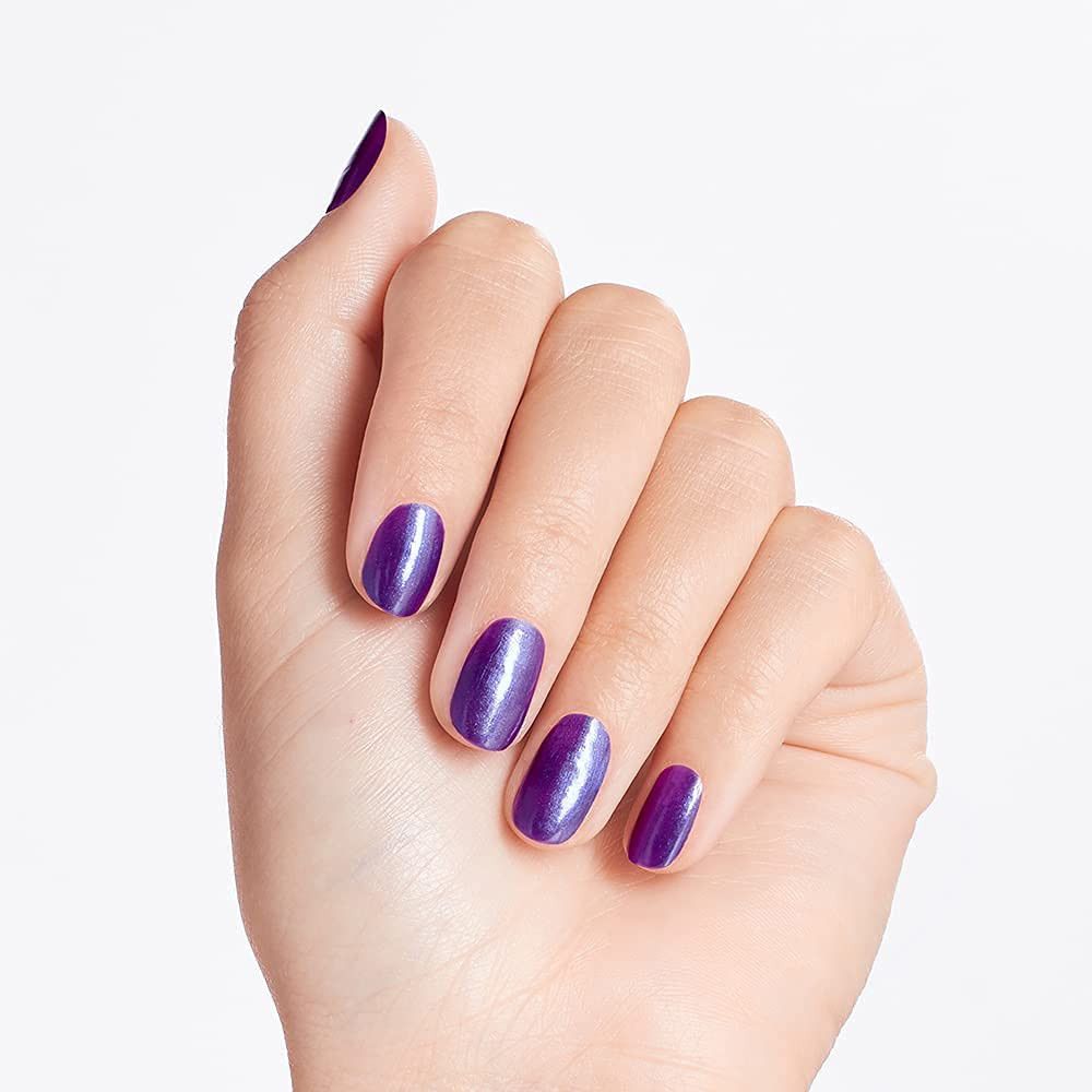 Hand mit lackierten Nägeln in Lila. Die Nägel sind oval geformt und glänzend.