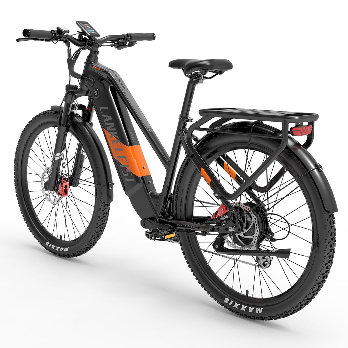 Schwarzes E-Trekking-Fahrrad. Orangefarbene Akzente. Gepäckträger. Große Reifen. Lenker mit Display. "Lankeleisi" Schriftzug.