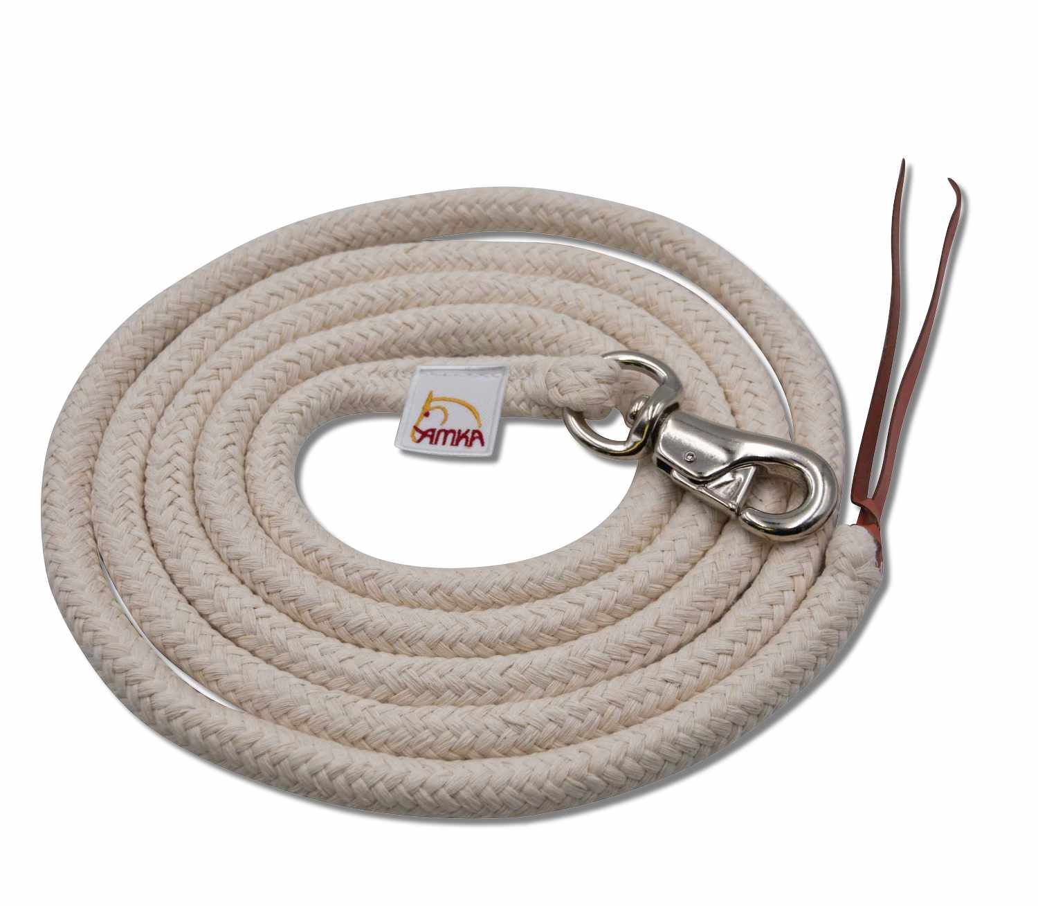 Beige Seil mit Karabinerhaken. Auf dem Seil ist ein Etikett mit dem Logo der Marke AMKA angebracht. Braune Lederriemen sind am Ende befestigt.