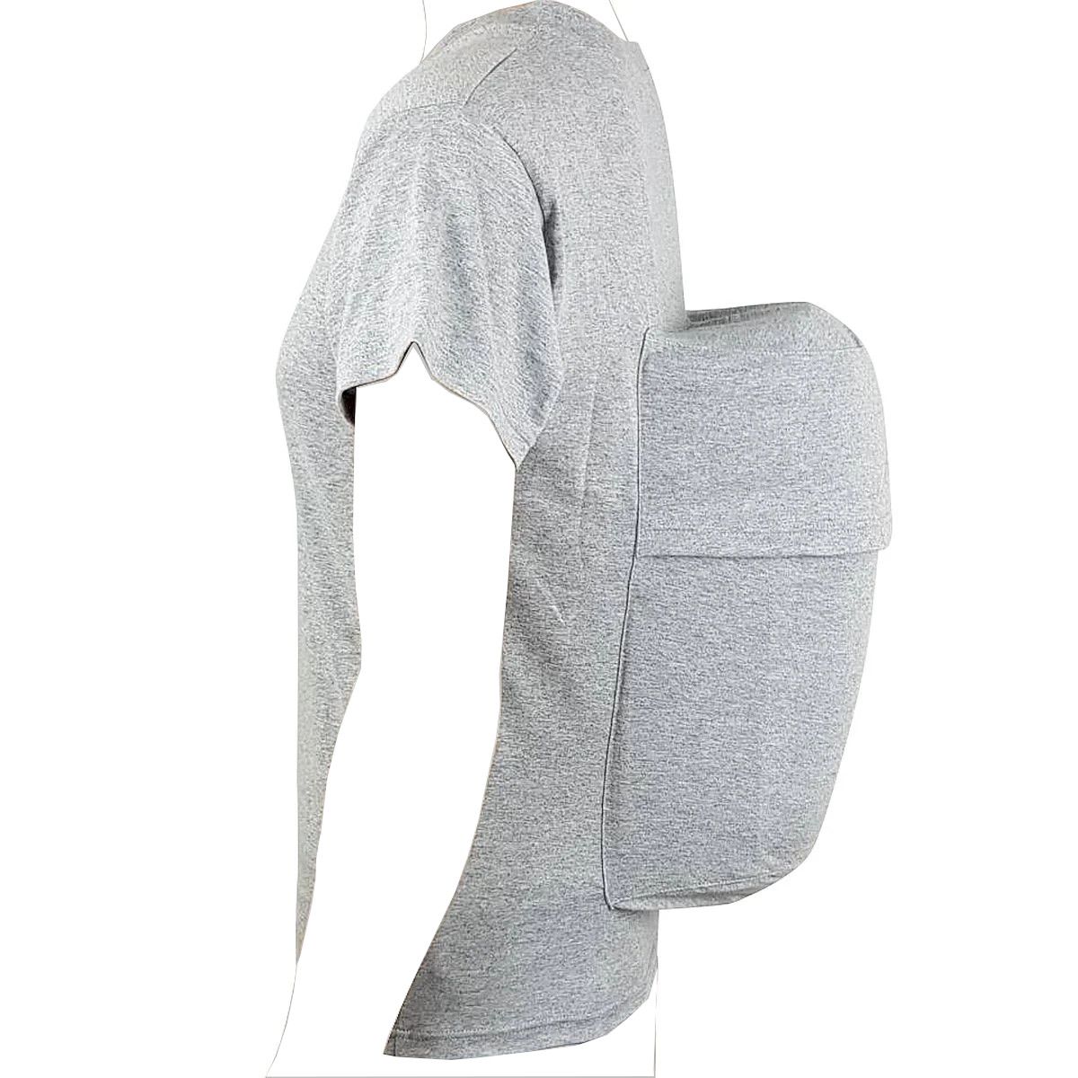 Graues T-Shirt mit angenähtem, rechteckigem Rückenteil. Seitliche Ansicht, Person trägt das Shirt.