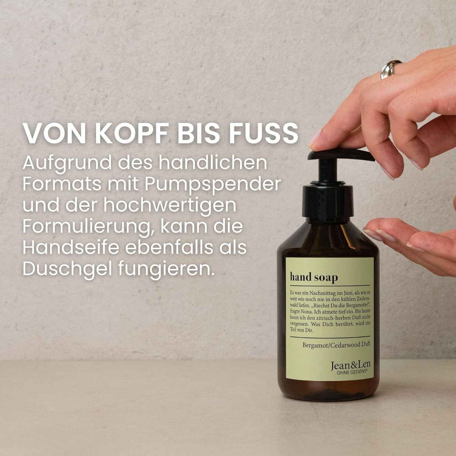 Braune Flasche mit schwarzem Pumpkopf. Aufschrift: hand soap, Bergamot/Cedarwood Duft. Jean & Len Logo. Hand berührt den Spender.